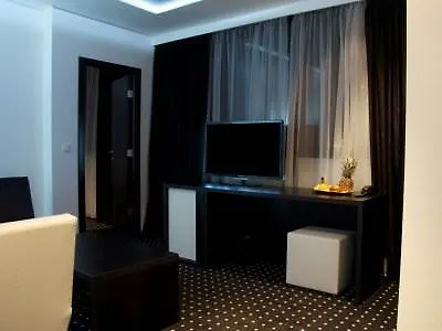 Fashion - Free Parking